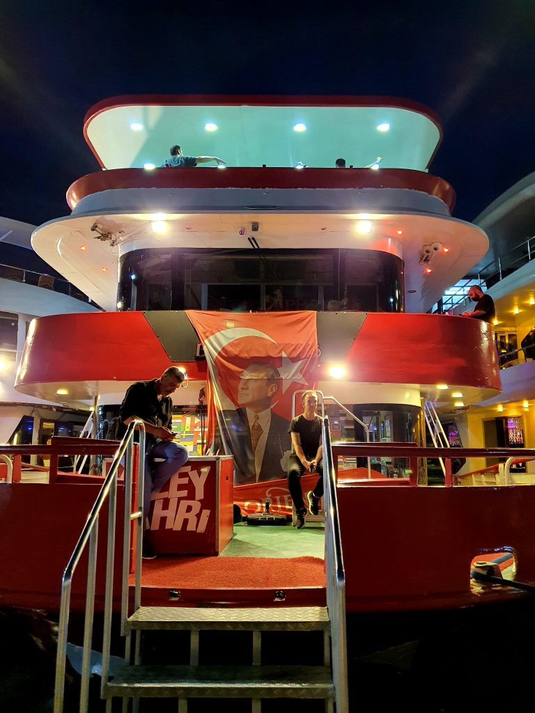 Cruceros Nocturnos con cena por el Bosforo Estambul