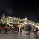 Plaza del mercado Iluminada en Cracovia en Navidad