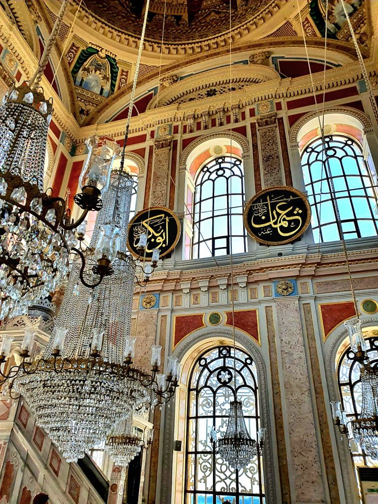 Interior Mezquita Ortakoy Estambul