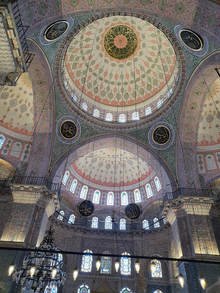 Interior de la Mezquita Mihrimah Sultan Estambul