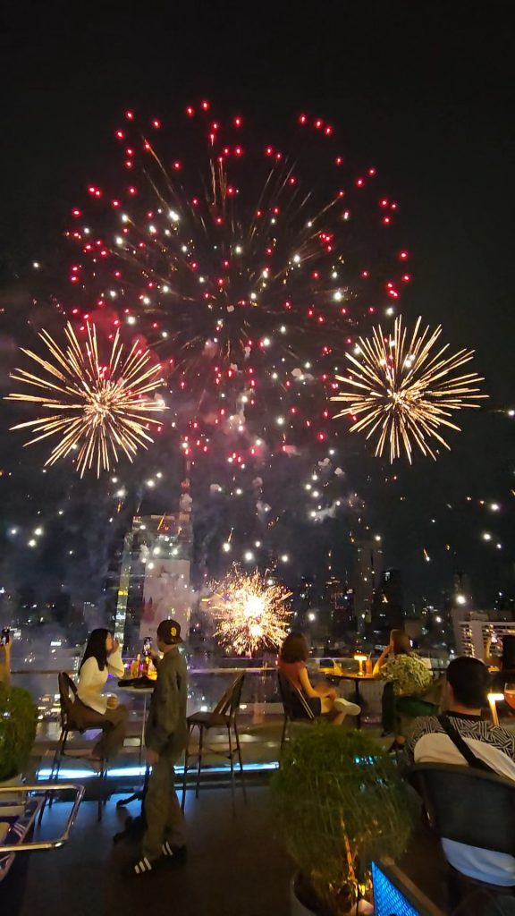 Icomsiam fuegos artificiales desde la terraza