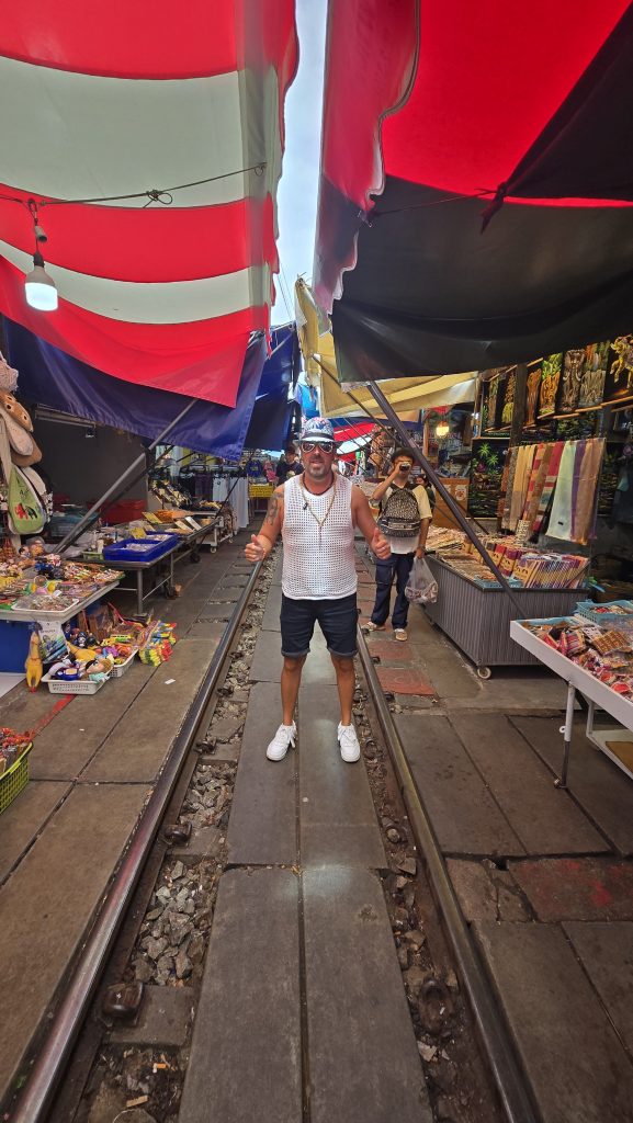 Mercado del Tren de la Vía (Maeklong Railway Market)