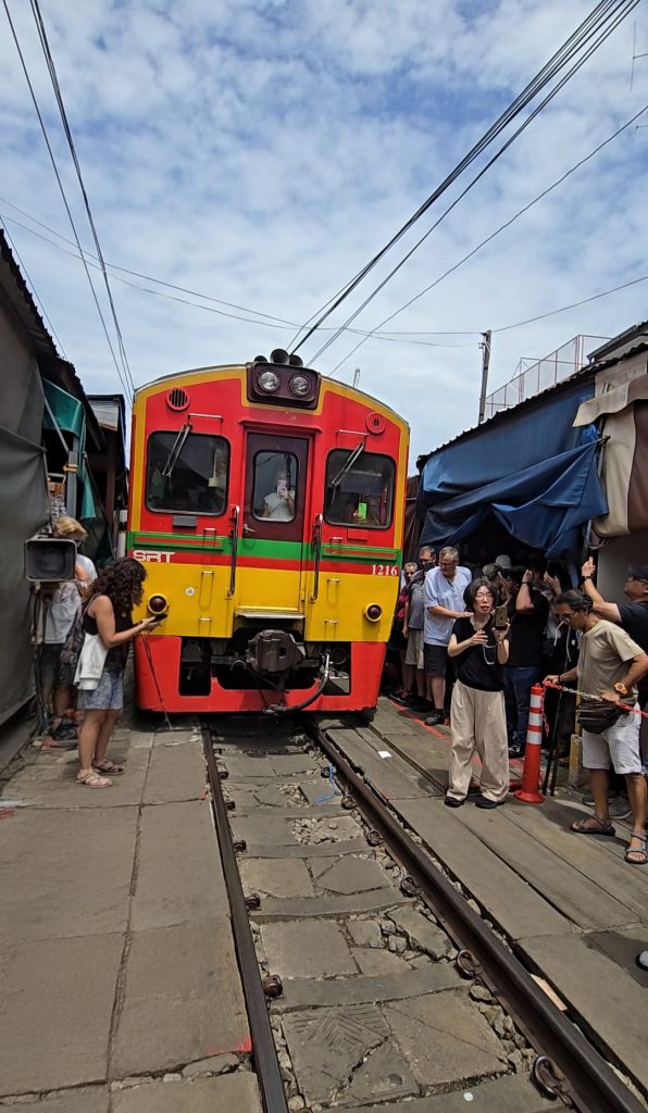 Mercado del Tren de la Vía (Maeklong Railway Market)