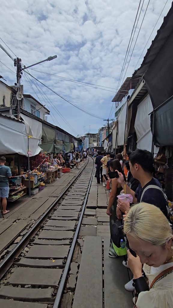 Mercado del Tren de la Vía (Maeklong Railway Market)