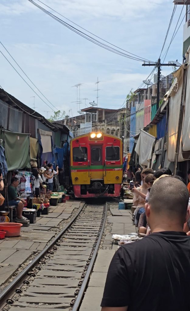 Mercado del Tren de la Vía (Maeklong Railway Market)