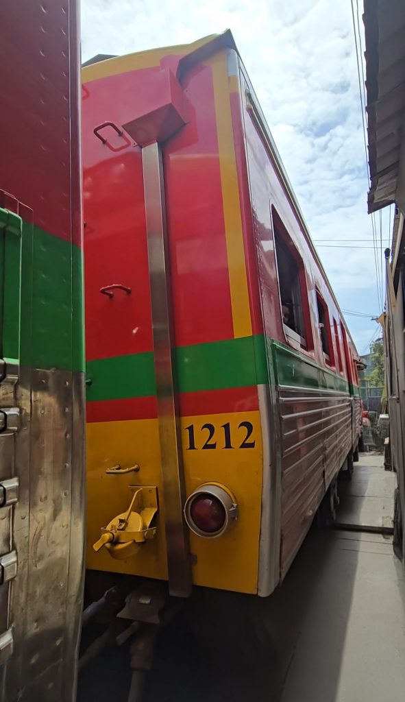 Mercado del Tren de la Vía (Maeklong Railway Market)