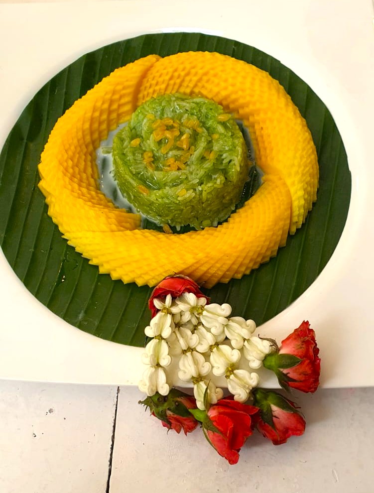 Postre mango con arroz y coconut