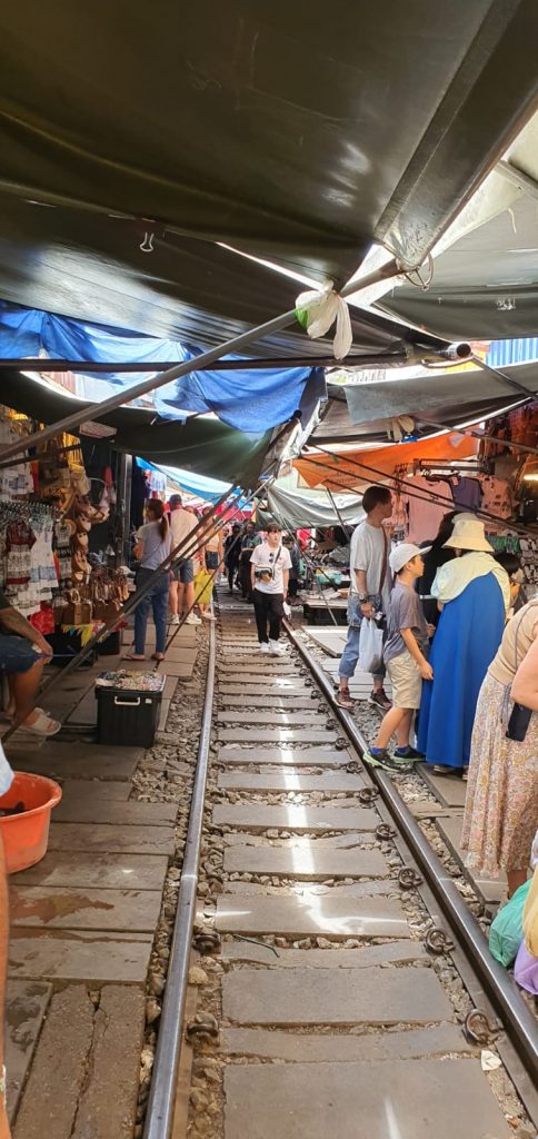 Mercado del Tren de la Vía (Maeklong Railway Market)
